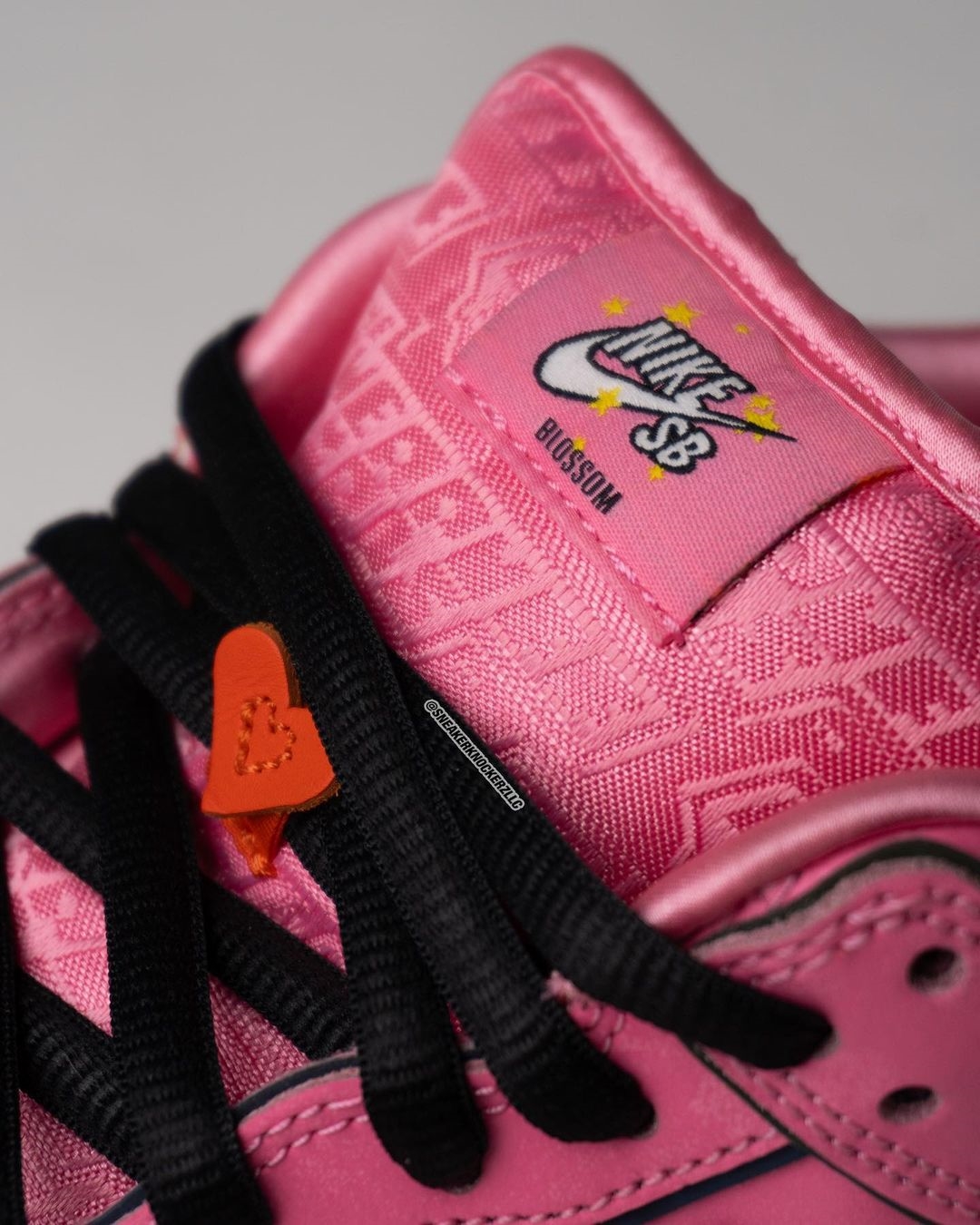 【国内 12/14、12/15 発売】The Powerpuff Girls x NIKE SB DUNK LOW (パワーパフガールズ ナイキ SB ダンク ロー) [FD2631-600/FZ8320-400/FZ8319-300]