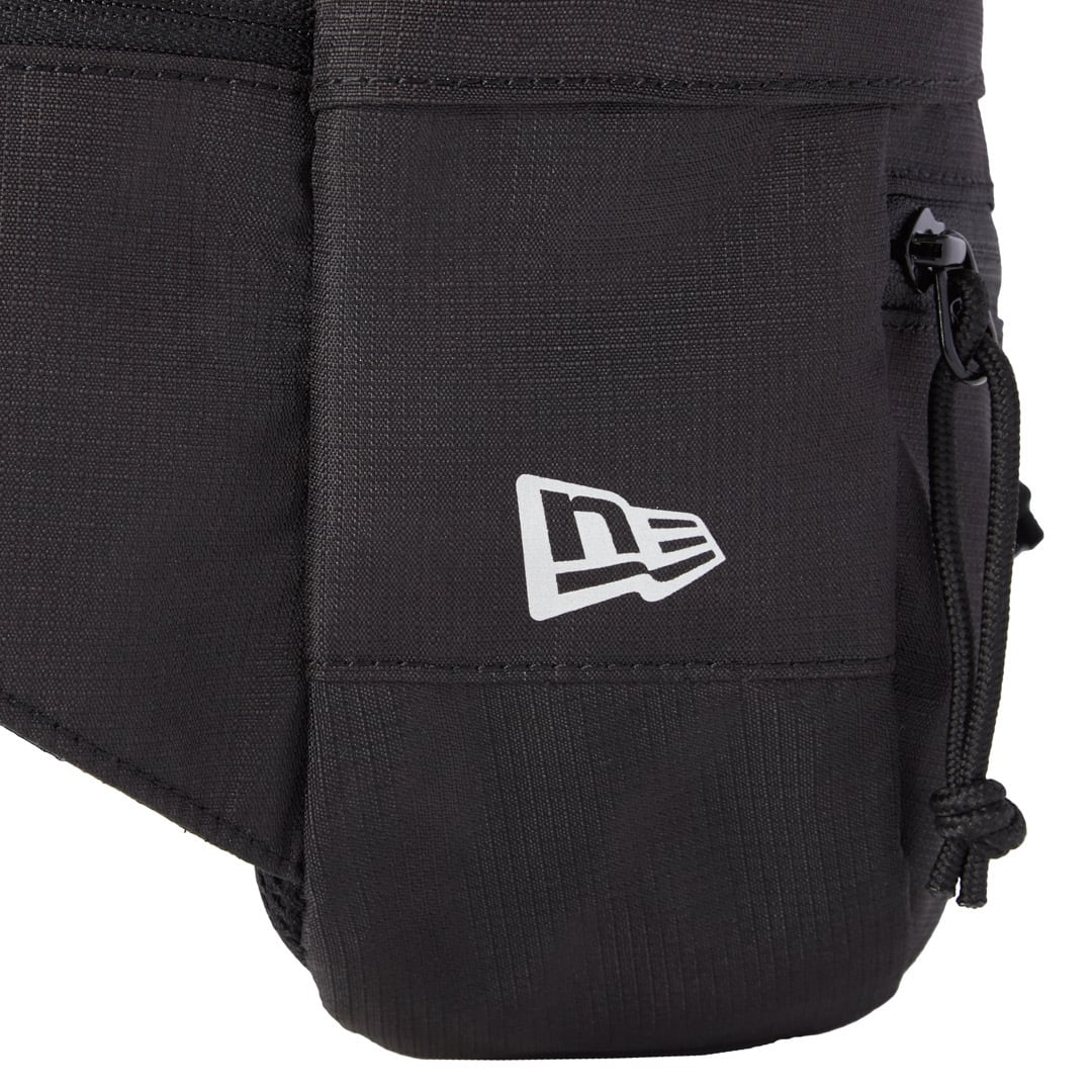 【3/4 12:00~3/13 00:00 抽選販売】KIXSIX × NEW ERA LOGO REPEAT EXPLORER WAIST BAG 3L “BLACK” (キックスシックス ニューエラ)