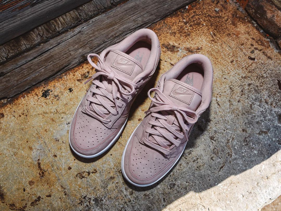 【国内 4/17 発売予定】ナイキ ウィメンズ ダンク ロー プレミアム MF “ピンクオックスフォード” (NIKE WMNS DUNK LOW PREMIUM MF “Pink Oxford”) [DV7415-600]