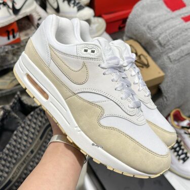 【国内 5/5 発売】ナイキ ウィメンズ エア マックス 1 プレミアム ESS “ペールアイボリー/サンドドリフト” (NIKE WMNS AIR MAX 1 PREMIUM ESS “Summit White/Sandrift”) [FB5060-100]