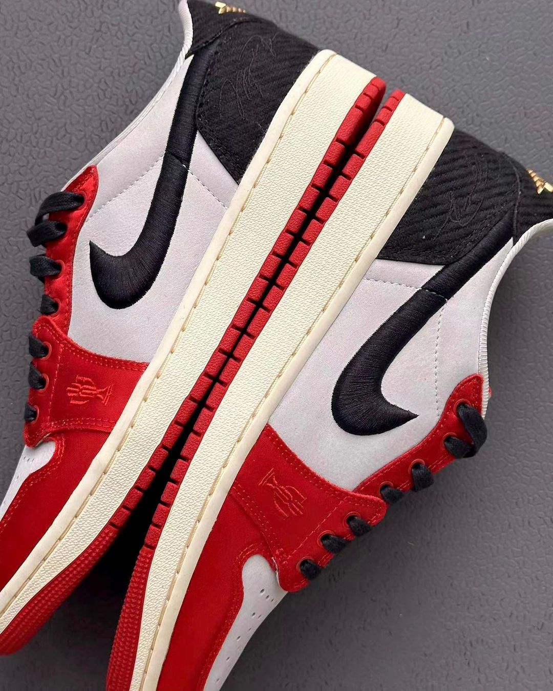 【国内 2024年 3/21 発売】Trophy Room × NIKE AIR JORDAN 1 LOW SP “Black/Sail” “Sail/Black/Vrsity Red” (トロフィールーム ナイキ エア ジョーダン 1 ロー SP “ブラック/セイル” “セイル/ブラック/バーシティレッド”) [FN0432-017/FN0432-100]