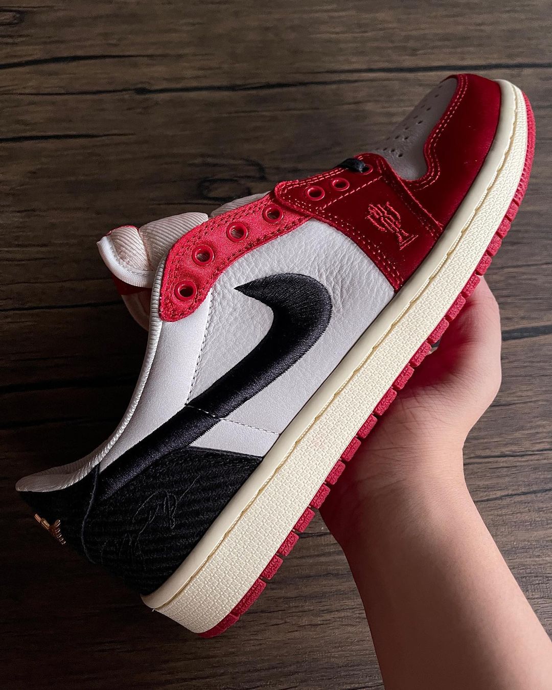 【国内 2024年 3/21 発売】Trophy Room × NIKE AIR JORDAN 1 LOW SP “Black/Sail” “Sail/Black/Vrsity Red” (トロフィールーム ナイキ エア ジョーダン 1 ロー SP “ブラック/セイル” “セイル/ブラック/バーシティレッド”) [FN0432-017/FN0432-100]