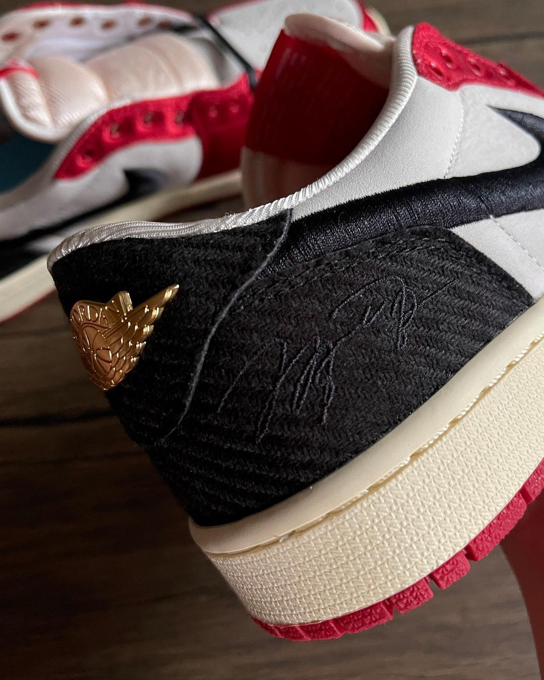 【国内 2024年 3/21 発売】Trophy Room × NIKE AIR JORDAN 1 LOW SP “Black/Sail” “Sail/Black/Vrsity Red” (トロフィールーム ナイキ エア ジョーダン 1 ロー SP “ブラック/セイル” “セイル/ブラック/バーシティレッド”) [FN0432-017/FN0432-100]