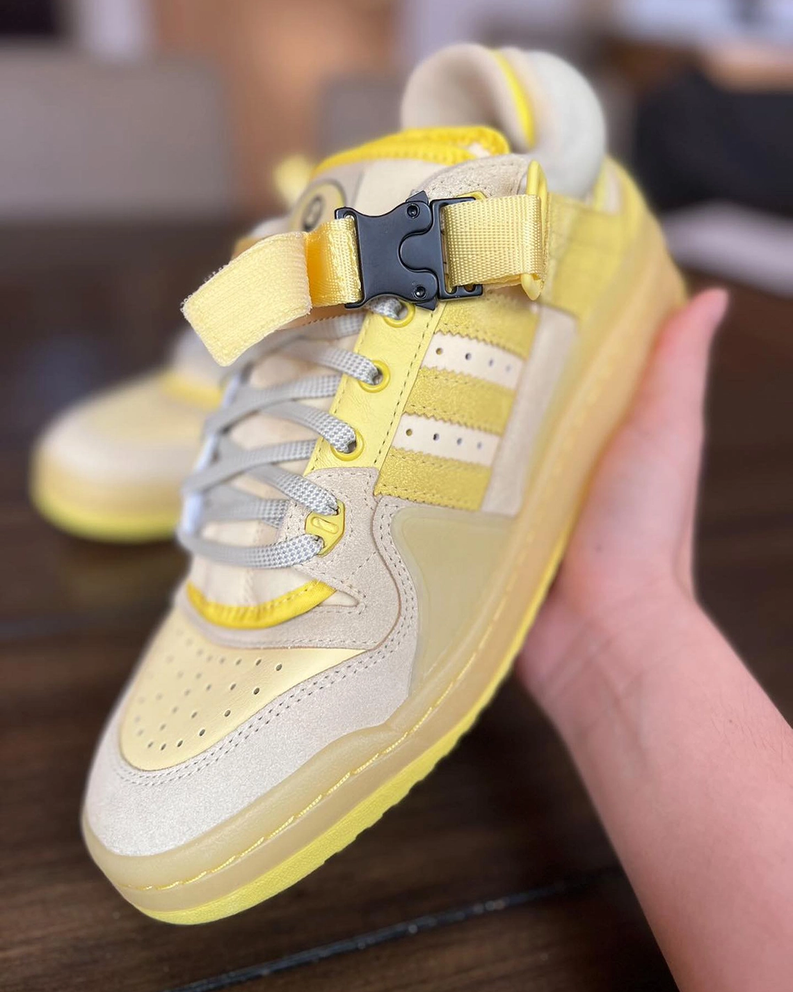 【サンプル】Bad Bunny × adidas Originals FORUM BUCKLE LOW “Yellow” (バッド・バニー アディダス オリジナルス フォーラム バックル ロー “イエロー”)