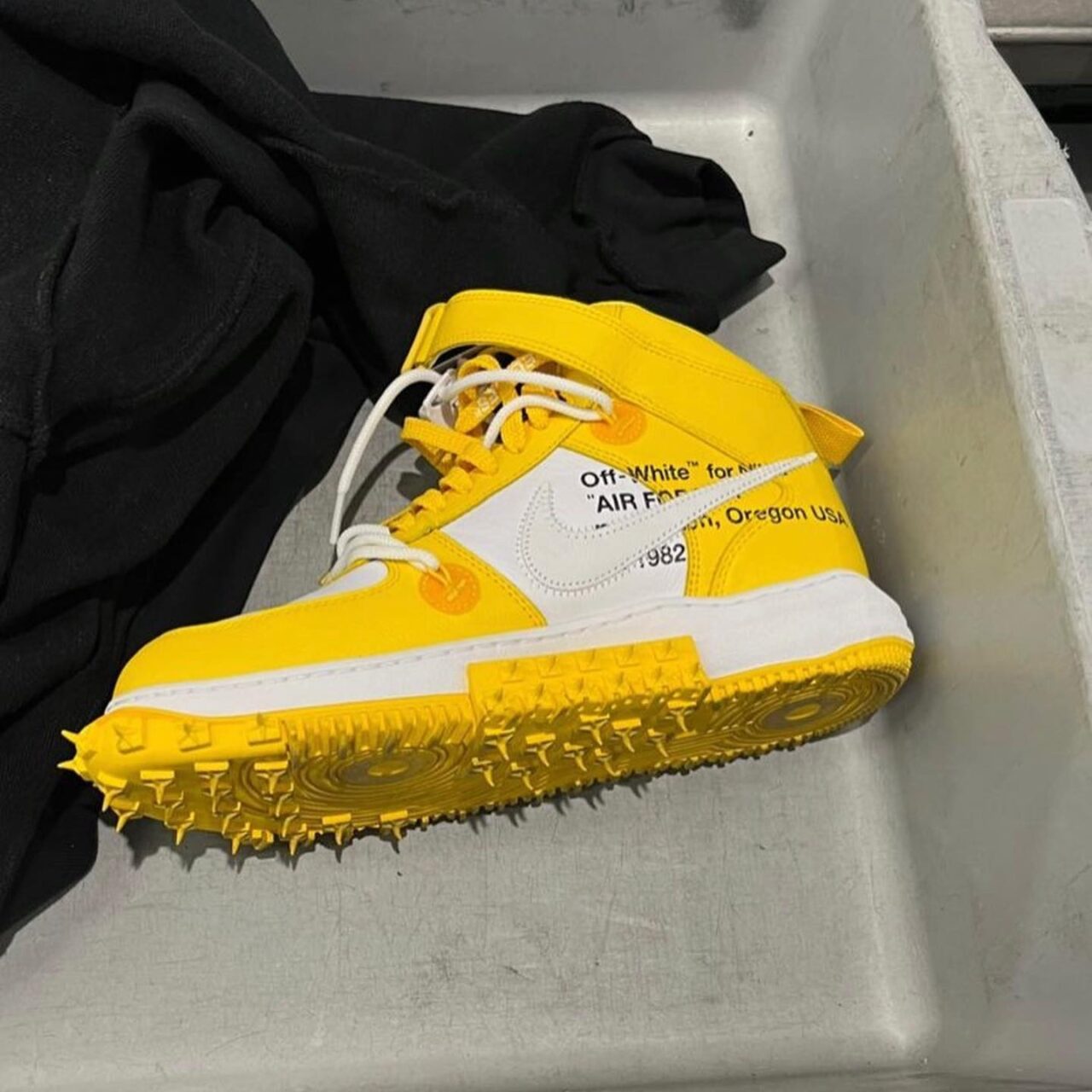 【リーク】OFF-WHITE x NIKE AIR FORCE 1 MID SP “White/Yellow” (オフホワイト ナイキ エア フォース 1 ミッド SP “ホワイト/イエロー”)