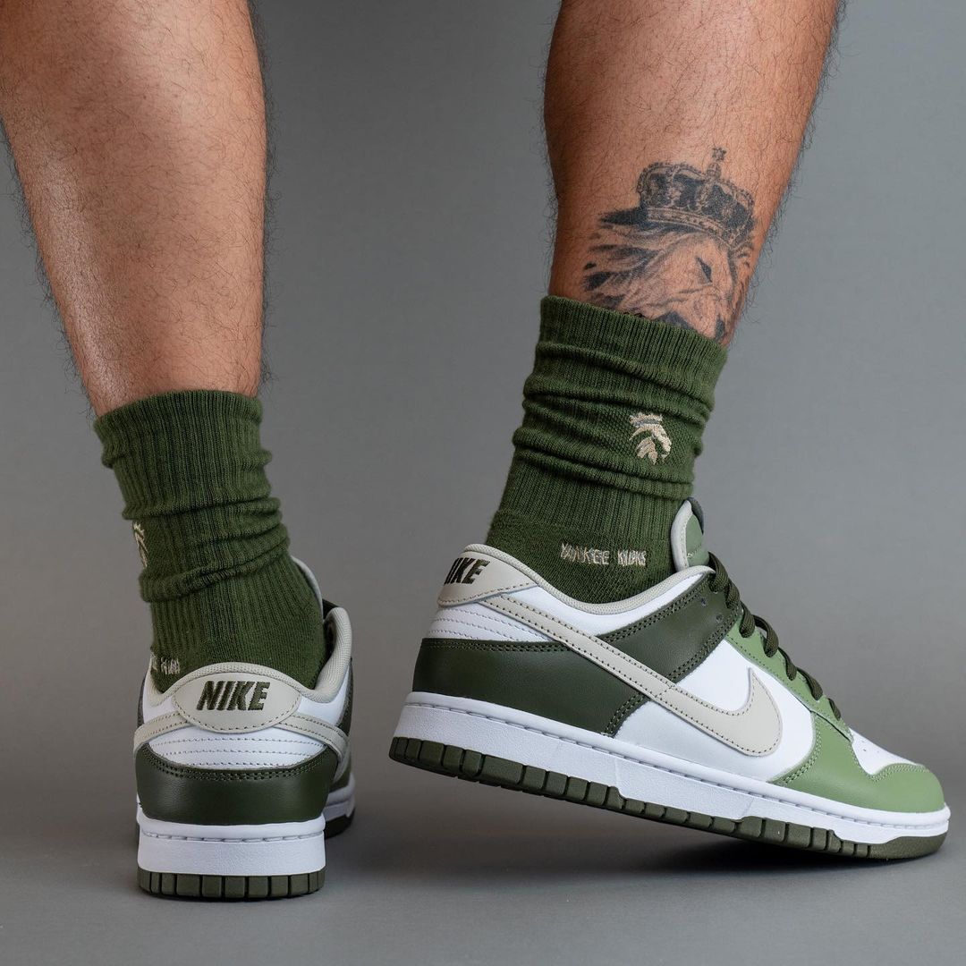 海外 8/26 発売予定！ナイキ ダンク ロー “ホワイト/オリーブ” (NIKE DUNK LOW “White/Olive”) [FN6882-100]