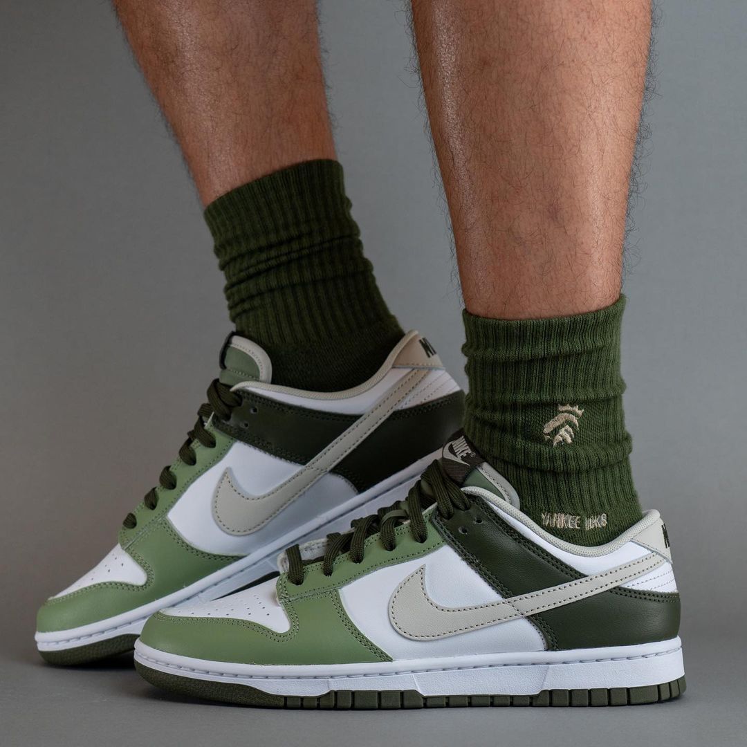 海外 8/26 発売予定！ナイキ ダンク ロー “ホワイト/オリーブ” (NIKE DUNK LOW “White/Olive”) [FN6882-100]