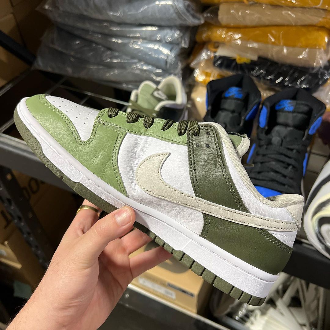 海外 8/26 発売予定！ナイキ ダンク ロー “ホワイト/オリーブ” (NIKE DUNK LOW “White/Olive”) [FN6882-100]