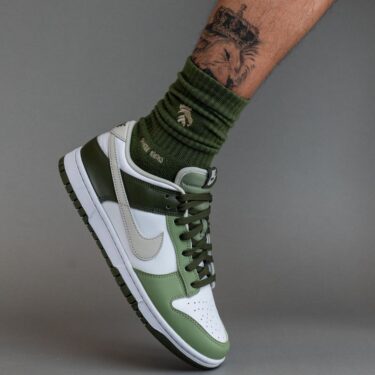 海外 8/26 発売予定！ナイキ ダンク ロー “ホワイト/オリーブ” (NIKE DUNK LOW “White/Olive”) [FN6882-100]