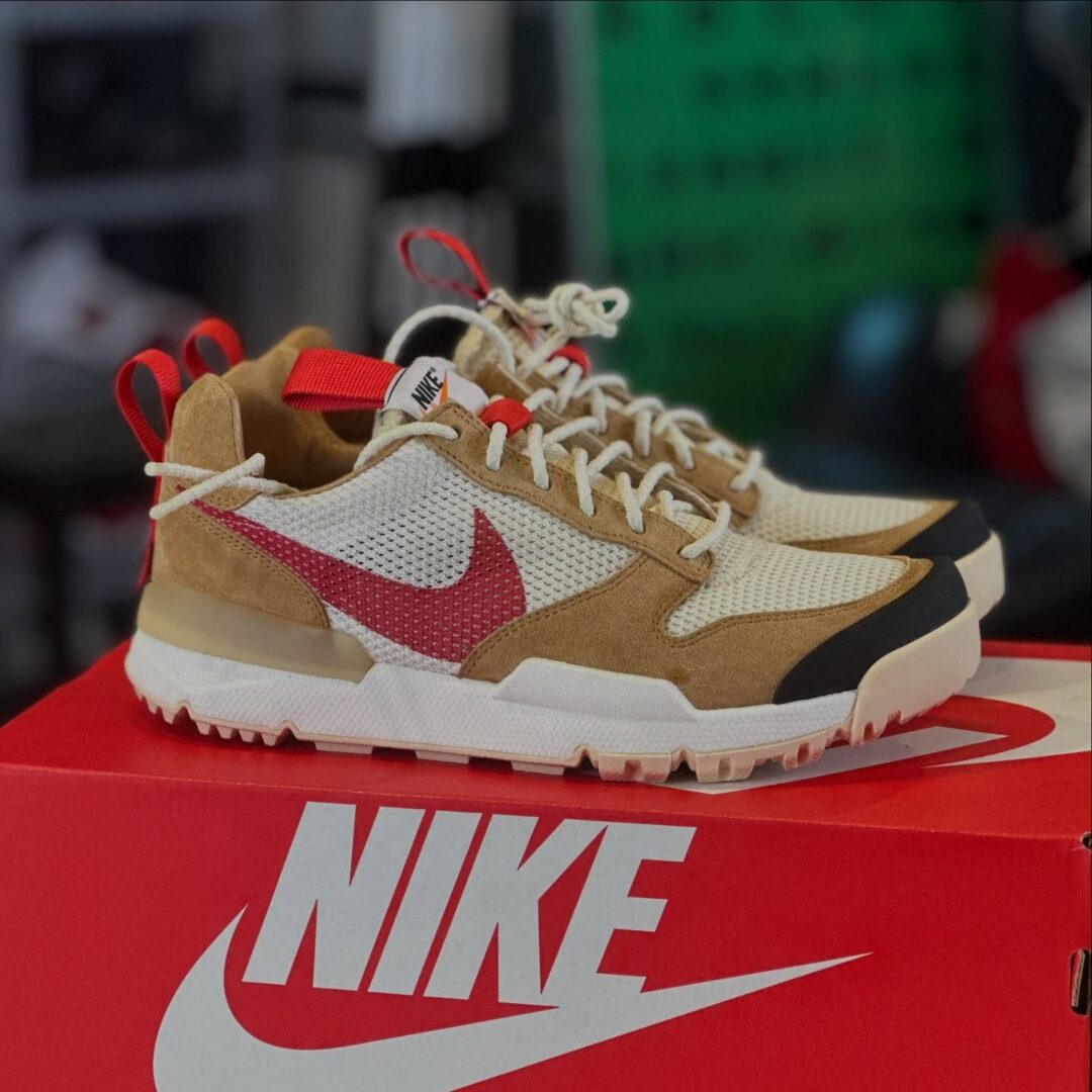 【2025年 9月 発売予定】TOM SACHS NIKE MARS YARD 3.0 “Natural/Sport Red” (ム・サックス × ナイキ マーズ ヤード 3.0 “ナチュラル/スポーツレッド”) [DA6676-100/IF2885-100]