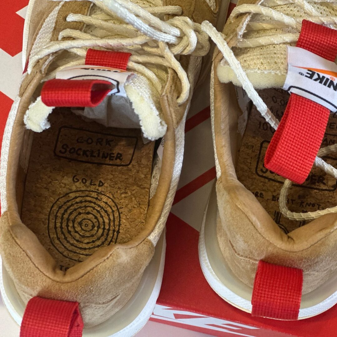 【2025年 9月 発売予定】TOM SACHS NIKE MARS YARD 3.0 “Natural/Sport Red” (ム・サックス × ナイキ マーズ ヤード 3.0 “ナチュラル/スポーツレッド”) [DA6676-100/IF2885-100]