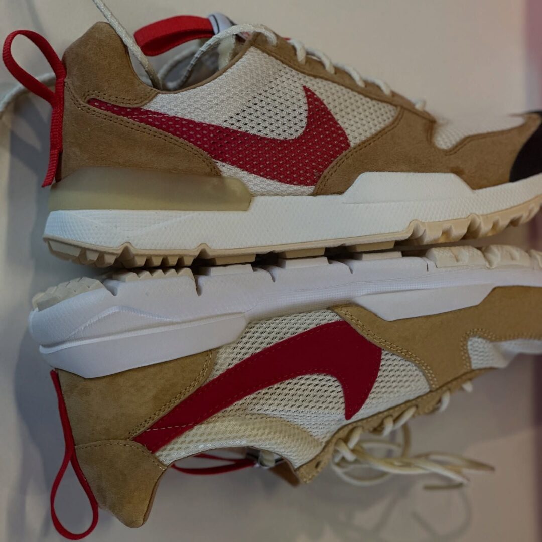【2025年 9月 発売予定】TOM SACHS NIKE MARS YARD 3.0 “Natural/Sport Red” (ム・サックス × ナイキ マーズ ヤード 3.0 “ナチュラル/スポーツレッド”) [DA6676-100/IF2885-100]