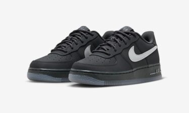 【国内 10/15 発売】ナイキ GS フォース 1 ロー ”リフレクティブスウッシュ/グレー” (NIKE GS AIR FORCE 1 LOW “Reflective Swoosh/Grey”) [FV3980-001]