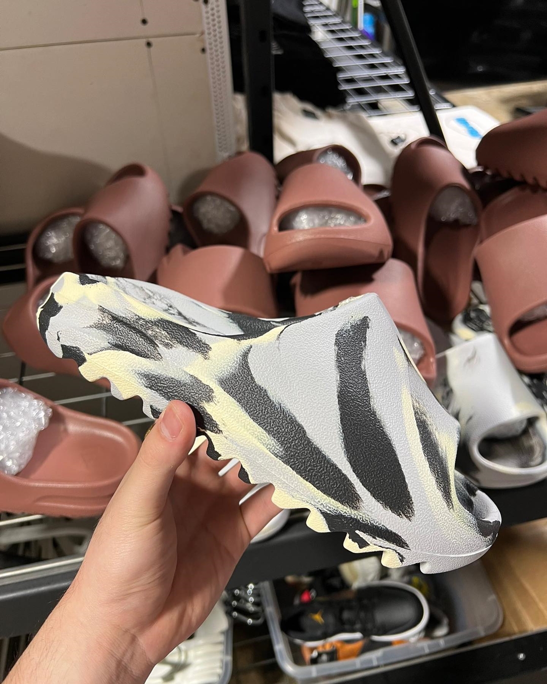 adidas Originals YEEZY SLIDE “MX MOON” (アディダス オリジナルス イージー スライド “MX ムーン”)