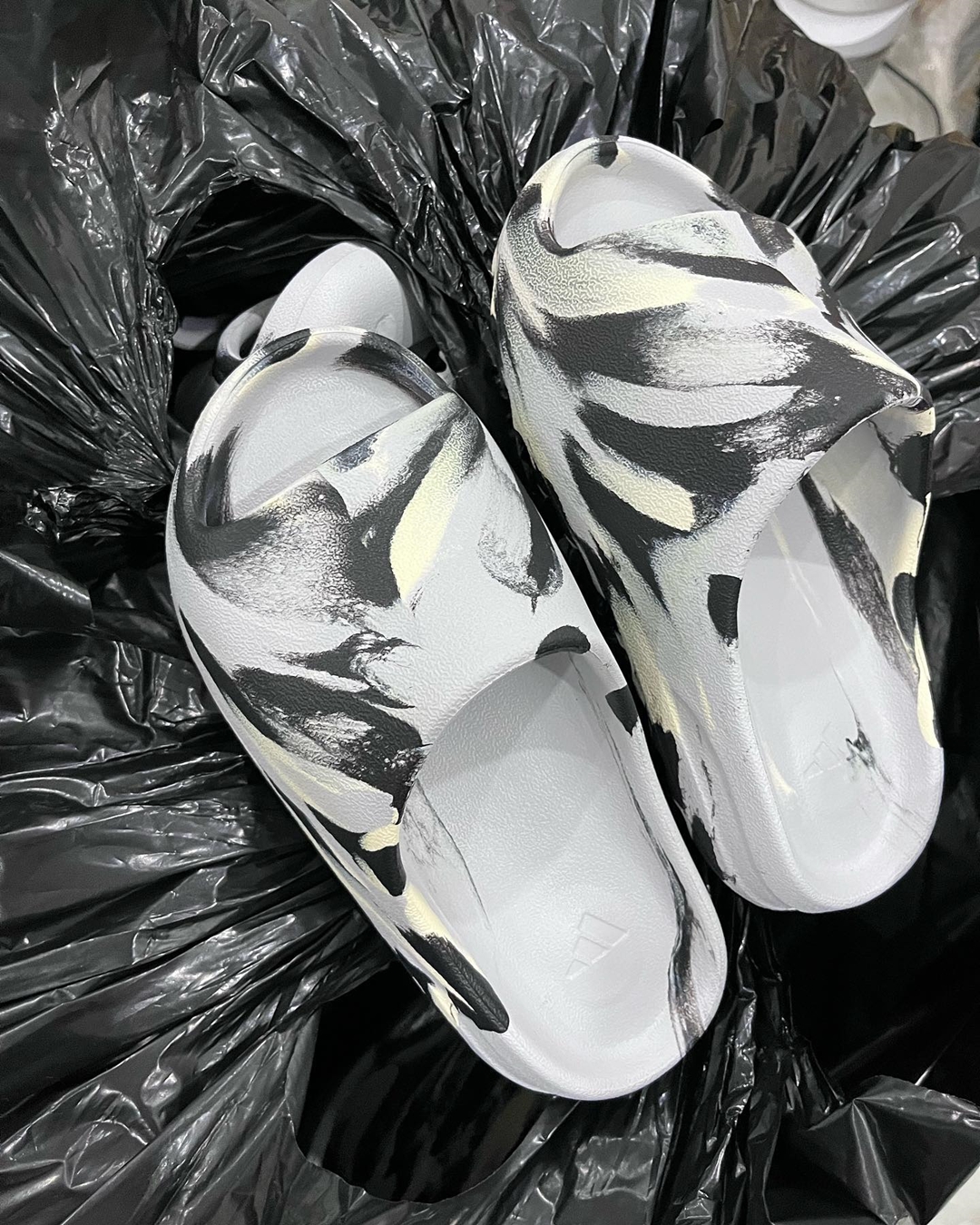 adidas Originals YEEZY SLIDE “MX MOON” (アディダス オリジナルス イージー スライド “MX ムーン”)