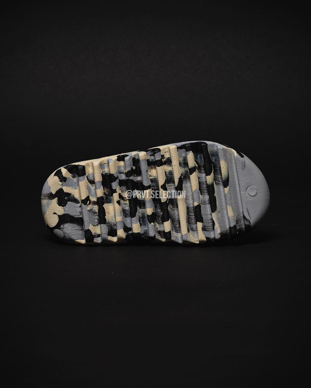 adidas Originals YEEZY SLIDE “MX MOON” (アディダス オリジナルス イージー スライド “MX ムーン”)