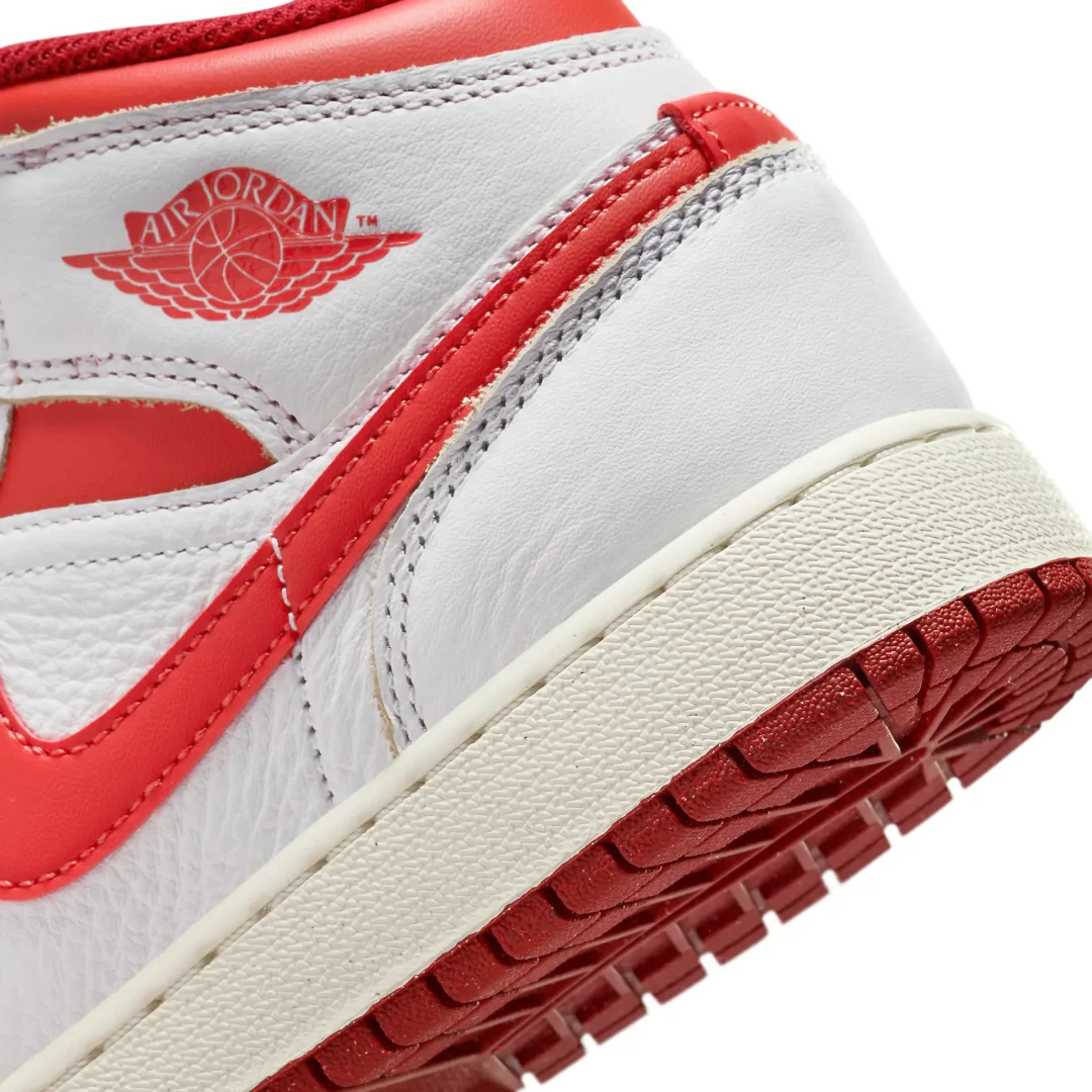 【2024年 2/14 発売】ナイキ エア ジョーダン 1 ミッド SE “ホワイト/デューンレッド” (NIKE AIR JORDAN 1 MID SE “White/Dune Red”) [FJ3458-160]