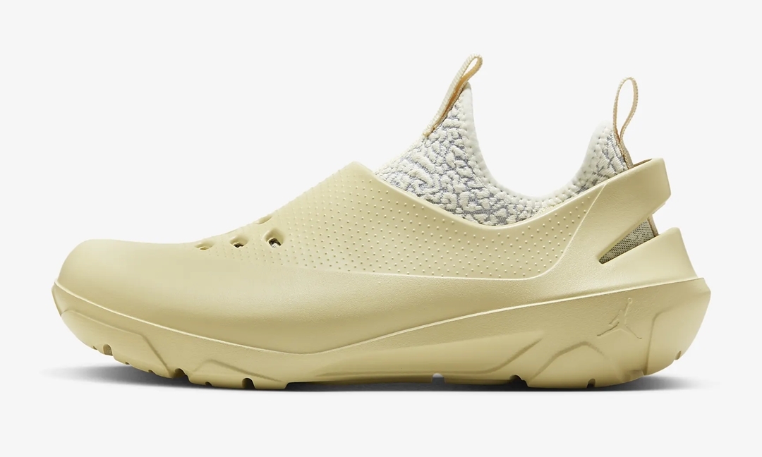 海外発売！NIKE JORDAN SYSTEM.23 CLOG “Team Gold/White” (ナイキ ジョーダン システム23 クロッグ “チームゴールド/ホワイト”) [DN4890-700]