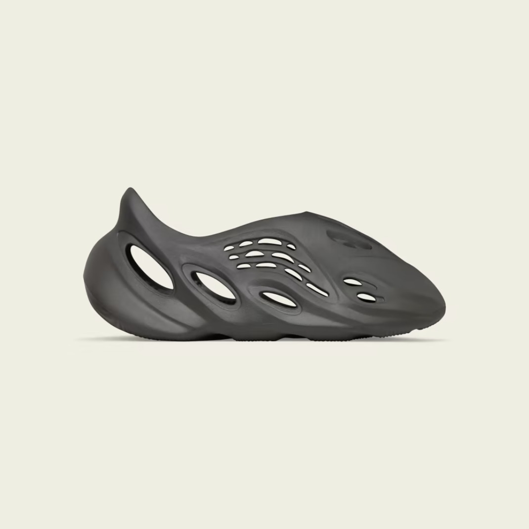 adidas YEEZY Foam RNR "Carbon" フォームランナー