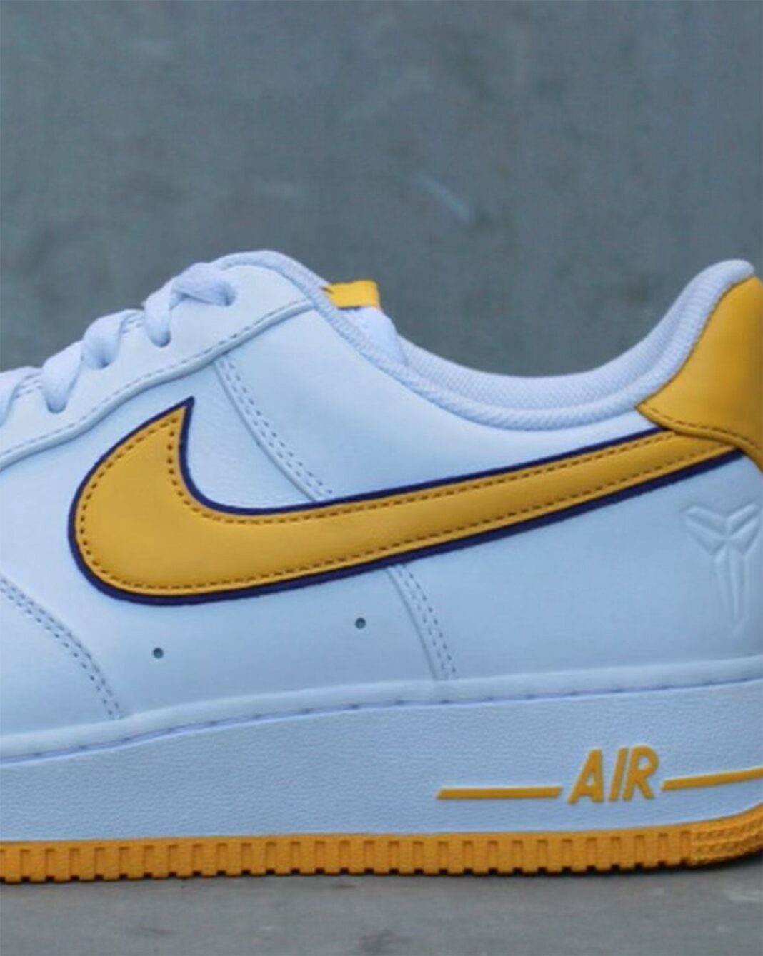 【国内 2024年 12/6 発売】コービー・ブライアント × ナイキ エア フォース 1 ロー レトロ QS (KOBE BRYANT NIKE AIR FORCE 1 LOW RETRO QS) [FZ1151-100]