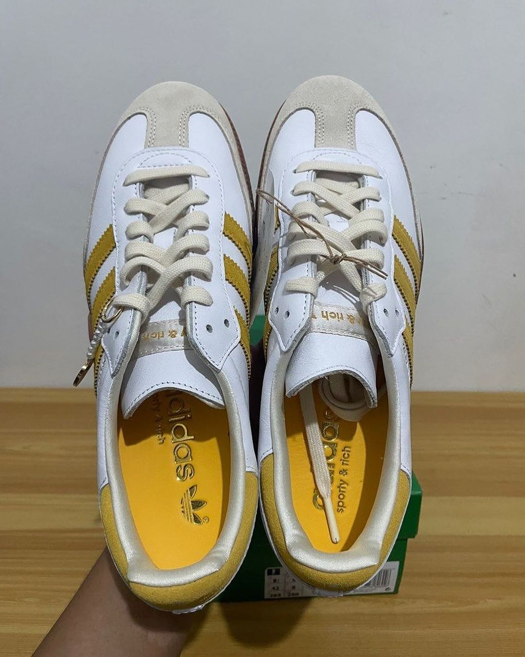 【adidas】サンバ OG スポーティ アンド リッチ ボールドゴールド