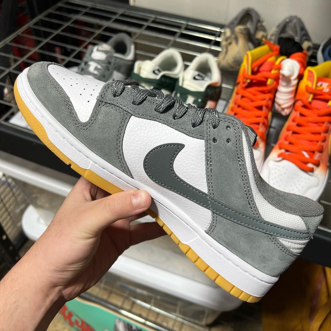 海外 10/3 発売予定！ナイキ ダンク ロー “ホワイト/ライトアイアンオール/ガム” (NIKE DUNK LOW “White/Light Iron Ore/Gum Light Brown”) [FV0389-100]
