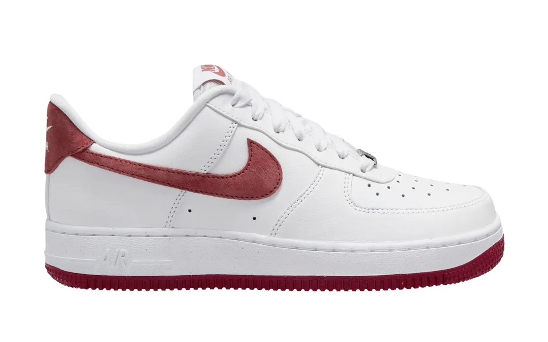 【国内 1/25 発売】ナイキ エア フォース 1 ロー “ホワイト/アドビ/ドラゴンレッド” (NIKE AIR FORCE 1 LOW “White/Adobe/Dragon Red”) [FQ7626-100]