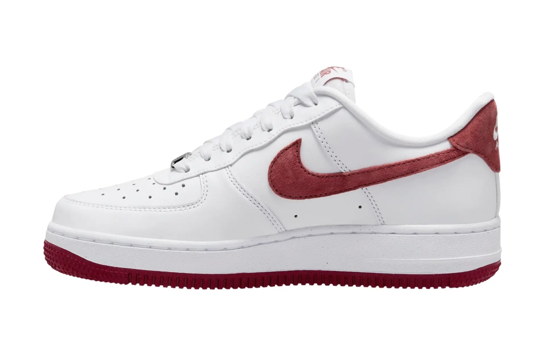 【国内 1/25 発売】ナイキ エア フォース 1 ロー “ホワイト/アドビ/ドラゴンレッド” (NIKE AIR FORCE 1 LOW “White/Adobe/Dragon Red”) [FQ7626-100]