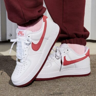 【国内 1/25 発売】ナイキ エア フォース 1 ロー “ホワイト/アドビ/ドラゴンレッド” (NIKE AIR FORCE 1 LOW “White/Adobe/Dragon Red”) [FQ7626-100]