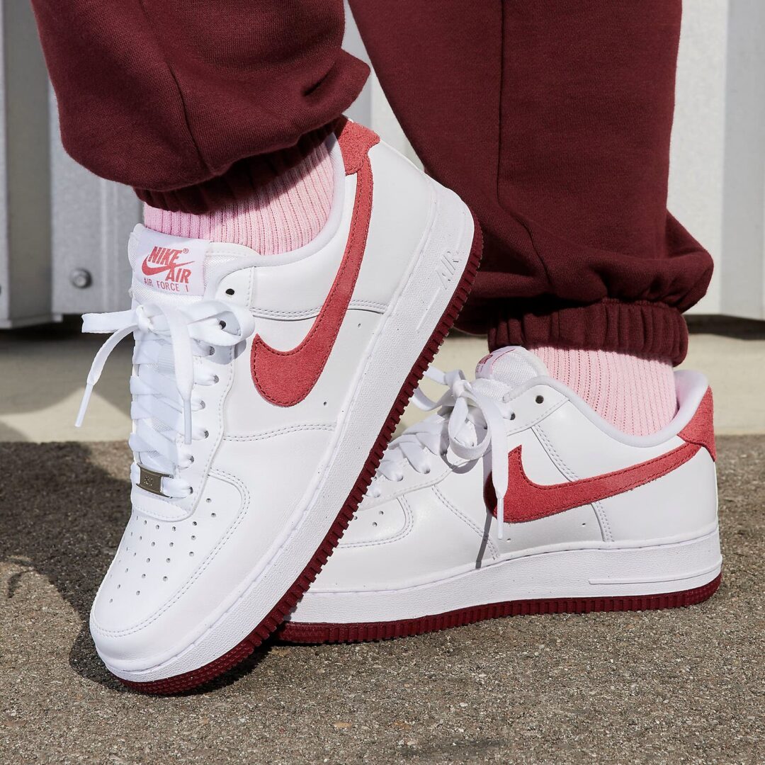 【国内 1/25 発売】ナイキ エア フォース 1 ロー "ホワイト/アドビ/ドラゴンレッド" (NIKE AIR FORCE 1 LOW "White/Adobe/Dragon Red") [FQ7626-100]