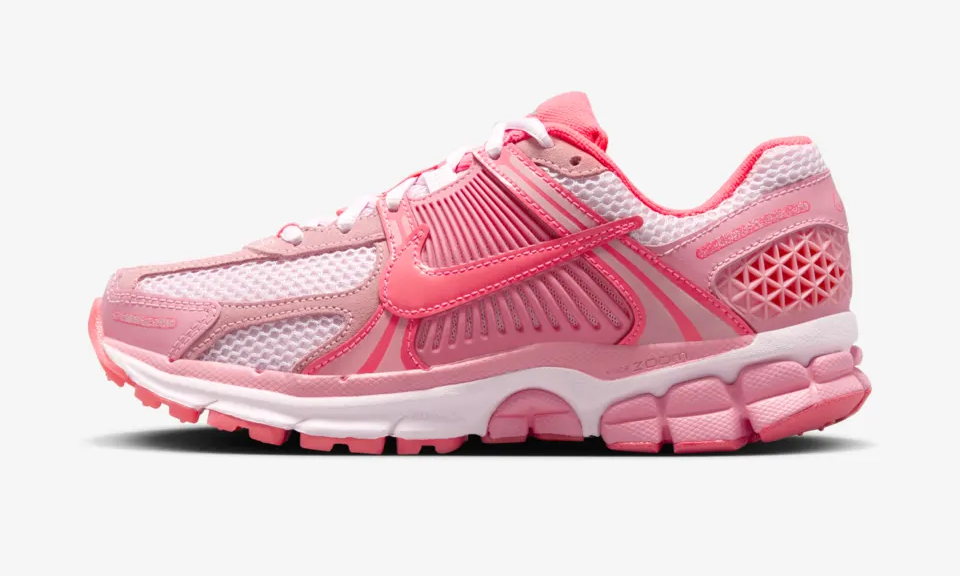 海外 8/22 発売予定！ナイキ ウィメンズ ズーム ボメロ 5 “コーラルチョーク/ホットパンチ” (NIKE WMNS ZOOM VOMERO 5 “Coral Chalk/Hot Punch”) [FQ0257-666]