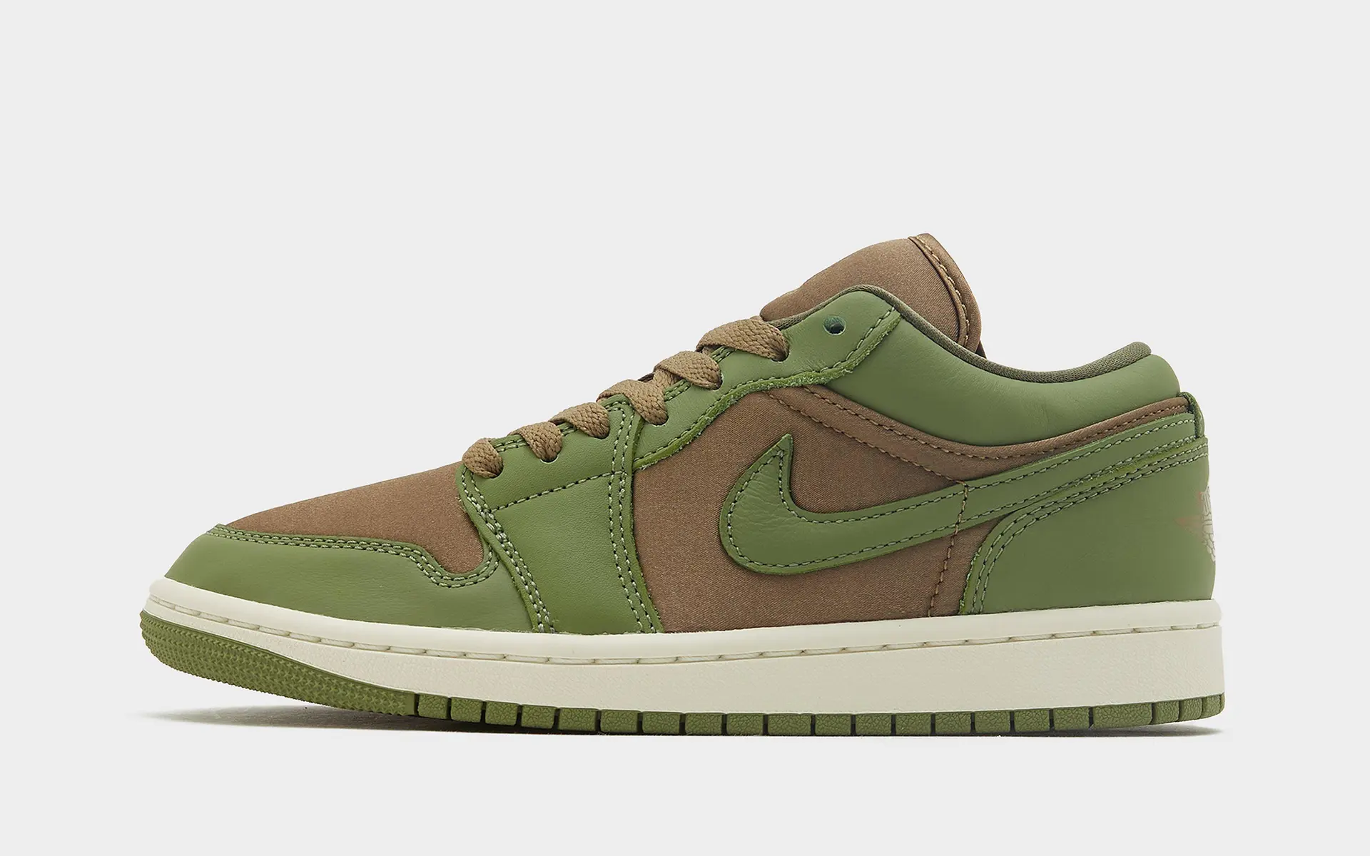 【国内 10/19 発売】ナイキ ウィメンズ エア ジョーダン 1 ロー SE “サテンオリーブ” (NIKE WMNS AIR JORDAN 1 LOW SE “Satin Olive”) [FB9893-300]