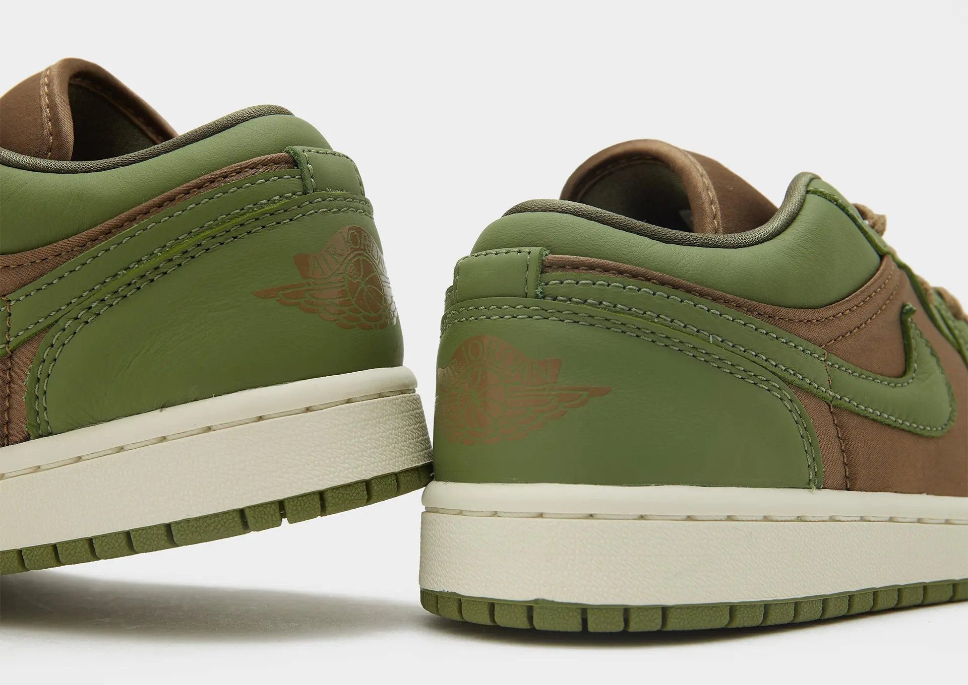 【国内 10/19 発売】ナイキ ウィメンズ エア ジョーダン 1 ロー SE “サテンオリーブ” (NIKE WMNS AIR JORDAN 1 LOW SE “Satin Olive”) [FB9893-300]