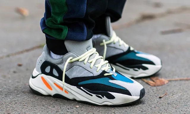 相場よりお安く出品していますadidas YeezyBoost700 Wave Runner  26.5cm