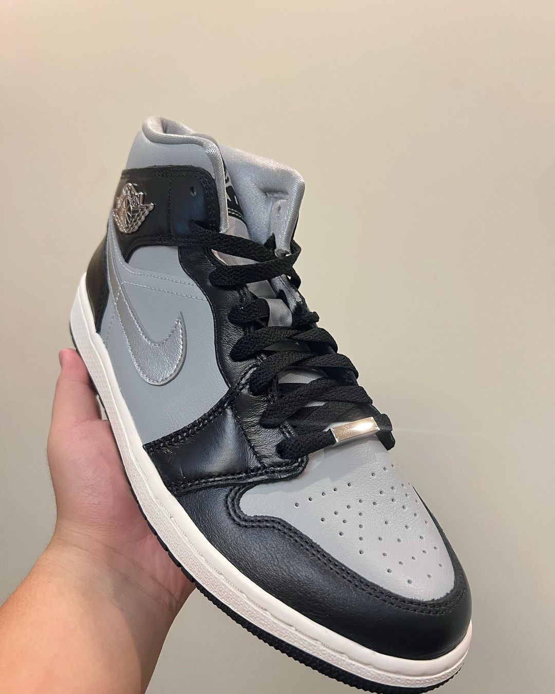 【リーク】ナイキ エア ジョーダン 1 ミッド “グレー/ブラック/シルバー” (NIKE AIR JORDAN 1 MID “Grey/Black/Silver”)