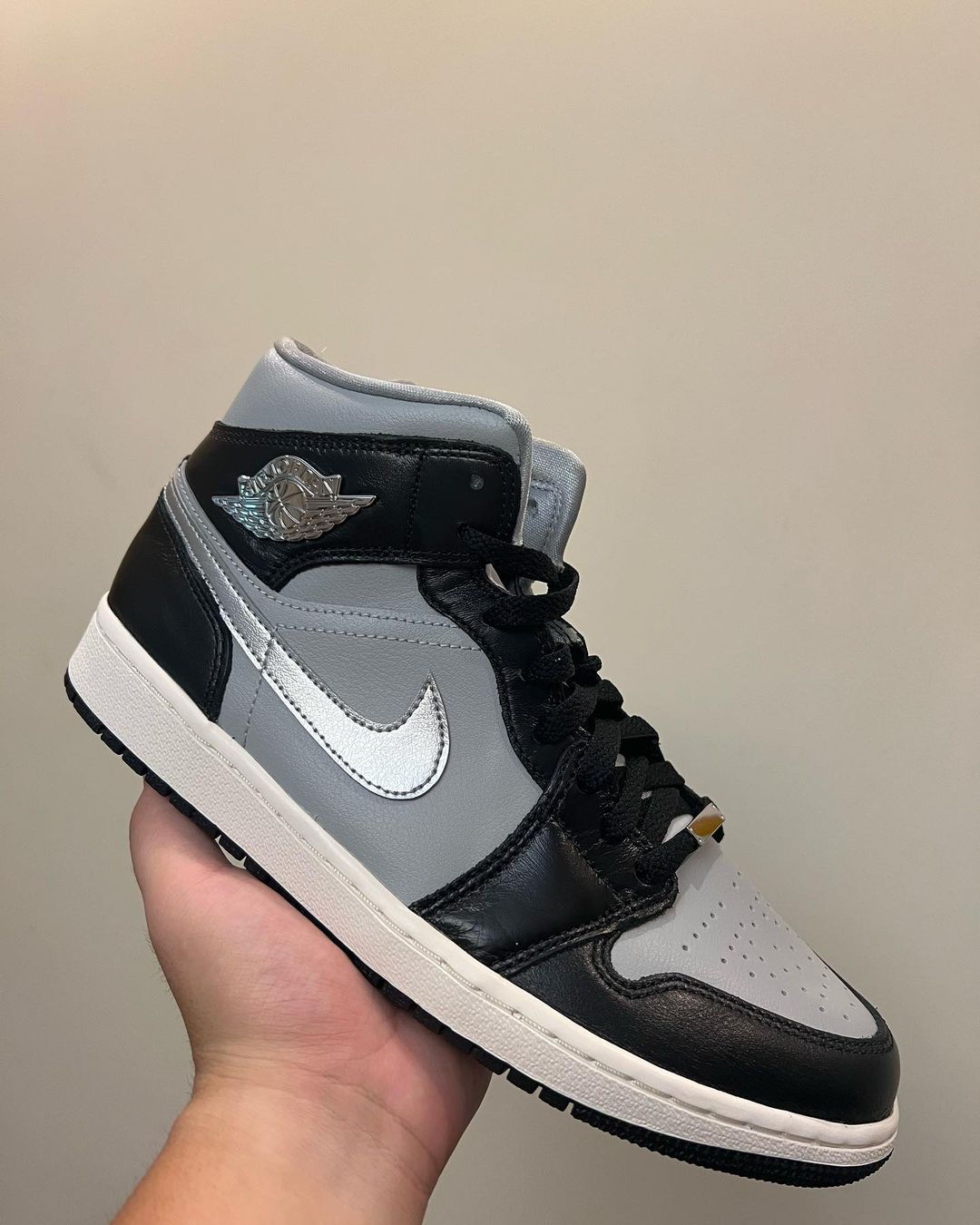 【リーク】ナイキ エア ジョーダン 1 ミッド “グレー/ブラック/シルバー” (NIKE AIR JORDAN 1 MID “Grey/Black/Silver”)