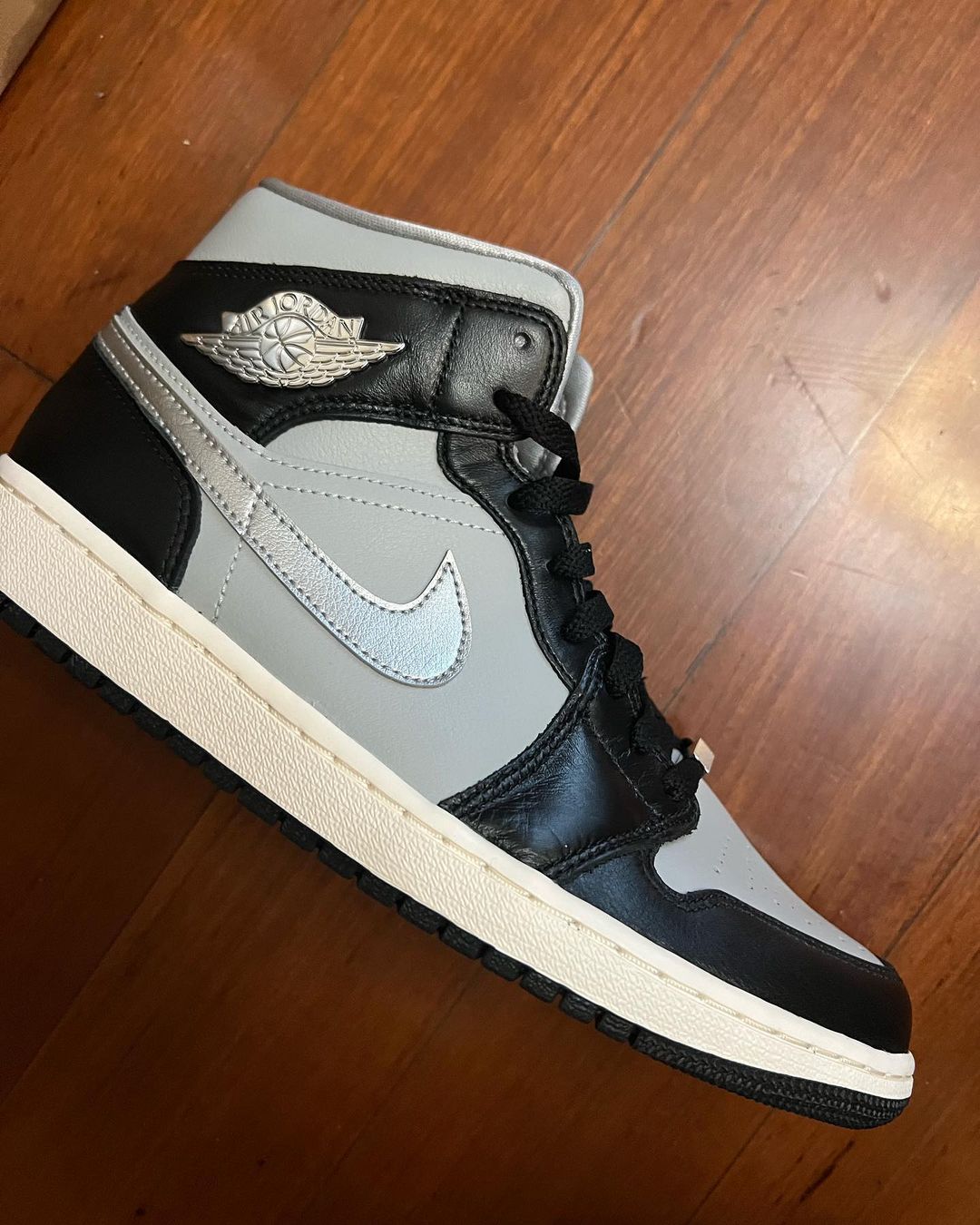 【リーク】ナイキ エア ジョーダン 1 ミッド “グレー/ブラック/シルバー” (NIKE AIR JORDAN 1 MID “Grey/Black/Silver”)