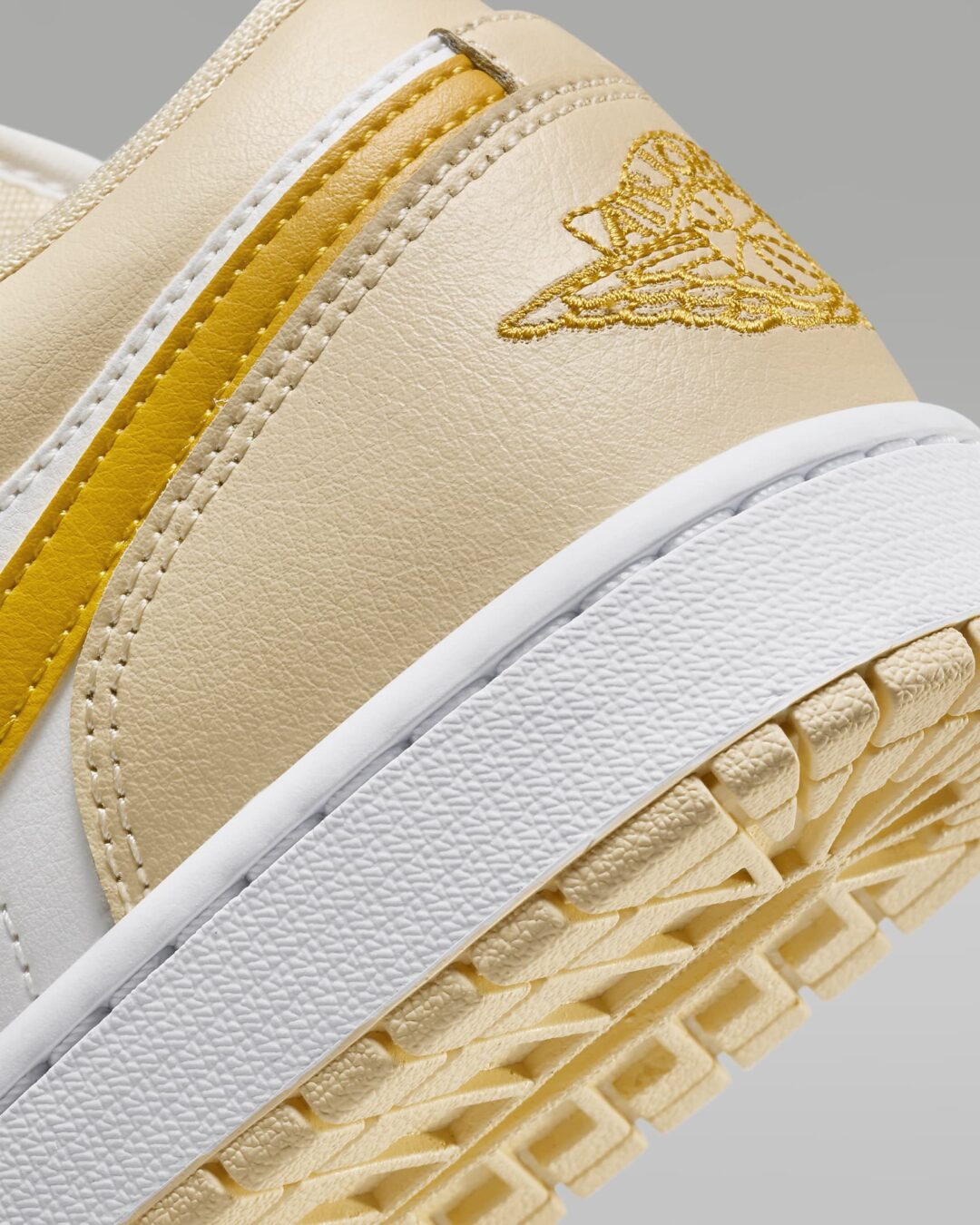 【2024年 2/28 発売】ナイキ ウィメンズ エア ジョーダン 1 ロー “セイル/ベージュ/イエローオークル” (NIKE WMNS AIR JORDAN 1 LOW “Sail/Beige/Yellow Ochre”) [DC0774-170]