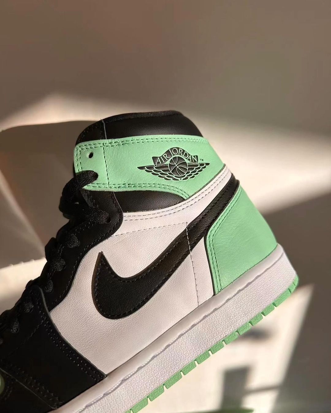 【2024年 4/27 発売】ナイキ エア ジョーダン 1 レトロ ハイ OG “グリーングロー” (NIKE AIR JORDAN 1 RETRO HIGH OG “Green Glow”) [DZ5485-130]