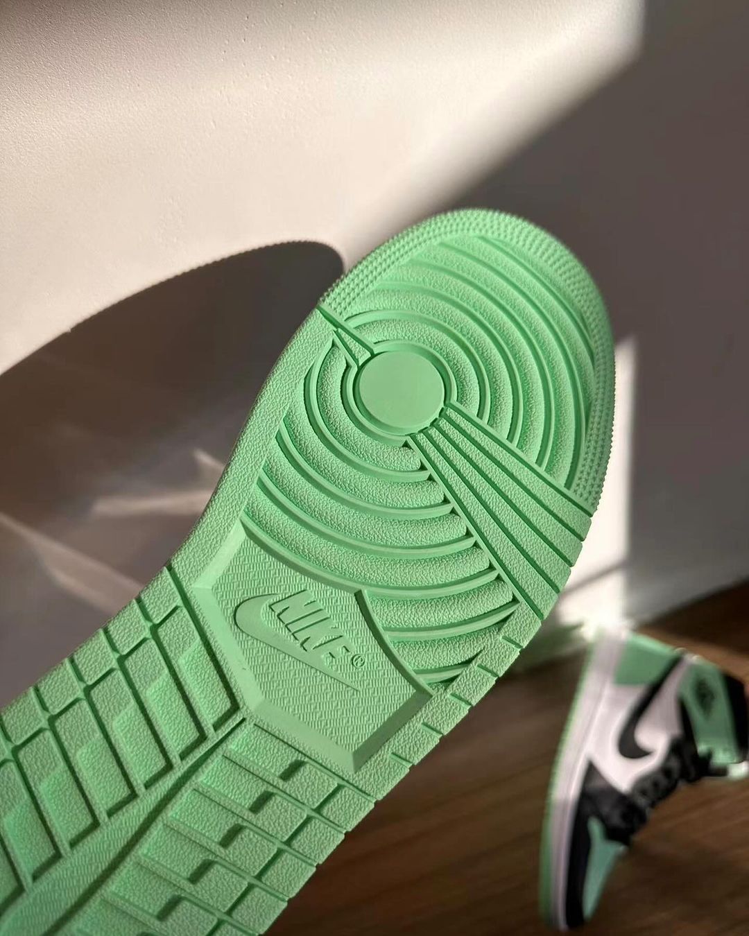 【2024年 4/27 発売】ナイキ エア ジョーダン 1 レトロ ハイ OG “グリーングロー” (NIKE AIR JORDAN 1 RETRO HIGH OG “Green Glow”) [DZ5485-130]