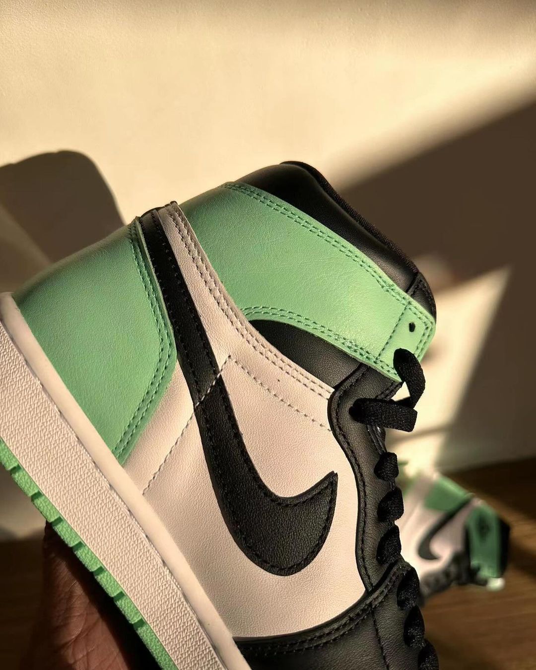 【2024年 4/27 発売】ナイキ エア ジョーダン 1 レトロ ハイ OG “グリーングロー” (NIKE AIR JORDAN 1 RETRO HIGH OG “Green Glow”) [DZ5485-130]