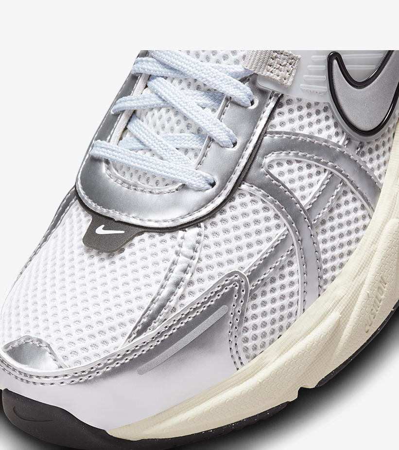【国内 9/29 発売】NIKE WMNS V2K RUN “Summit White/Metallic Silver” (ナイキ ウィメンズ ヴィツーケー “サミットホワイト/メタリックシルバー”) [FD0736-100]