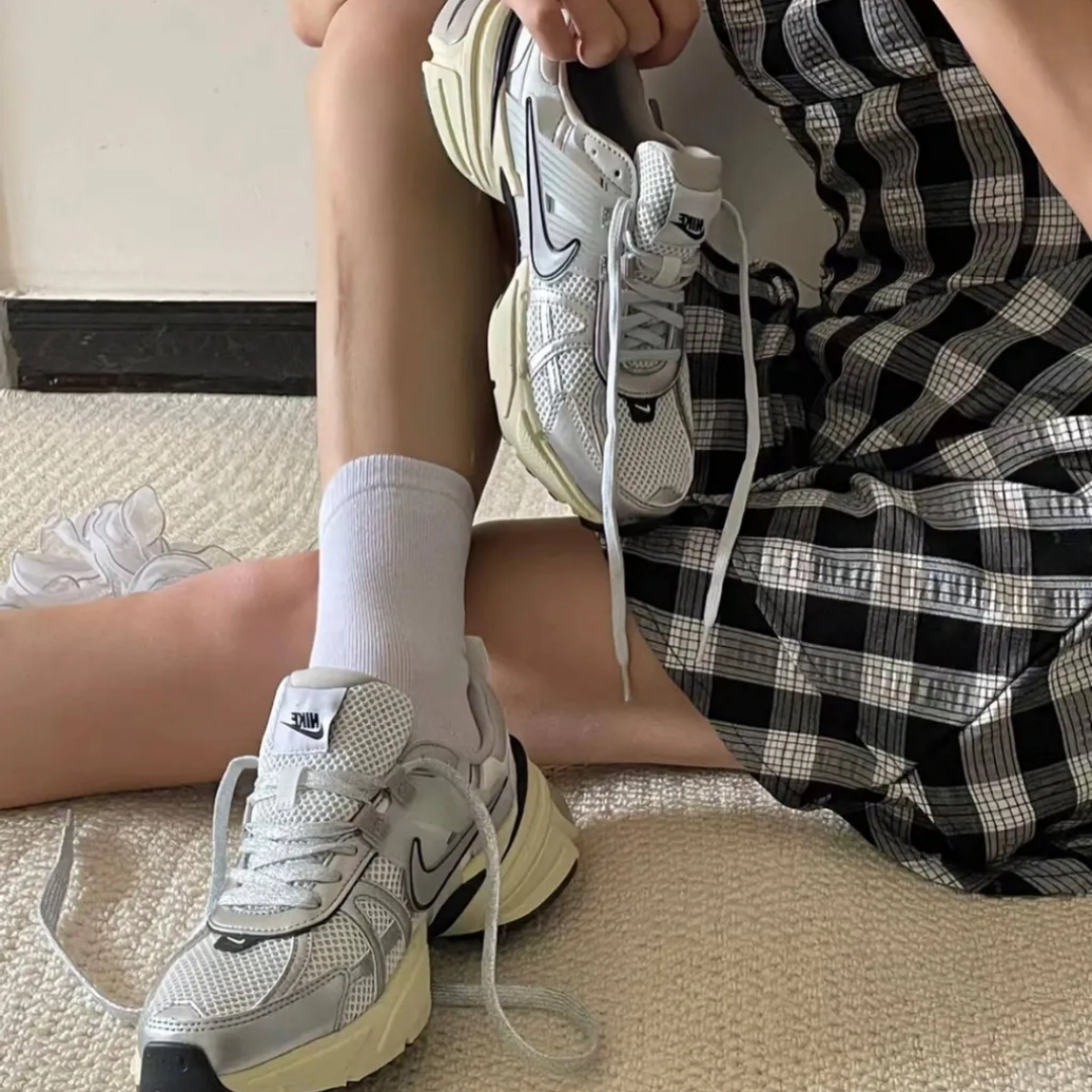 【国内 9/29 発売】NIKE WMNS V2K RUN “Summit White/Metallic Silver” (ナイキ ウィメンズ ヴィツーケー “サミットホワイト/メタリックシルバー”) [FD0736-100]