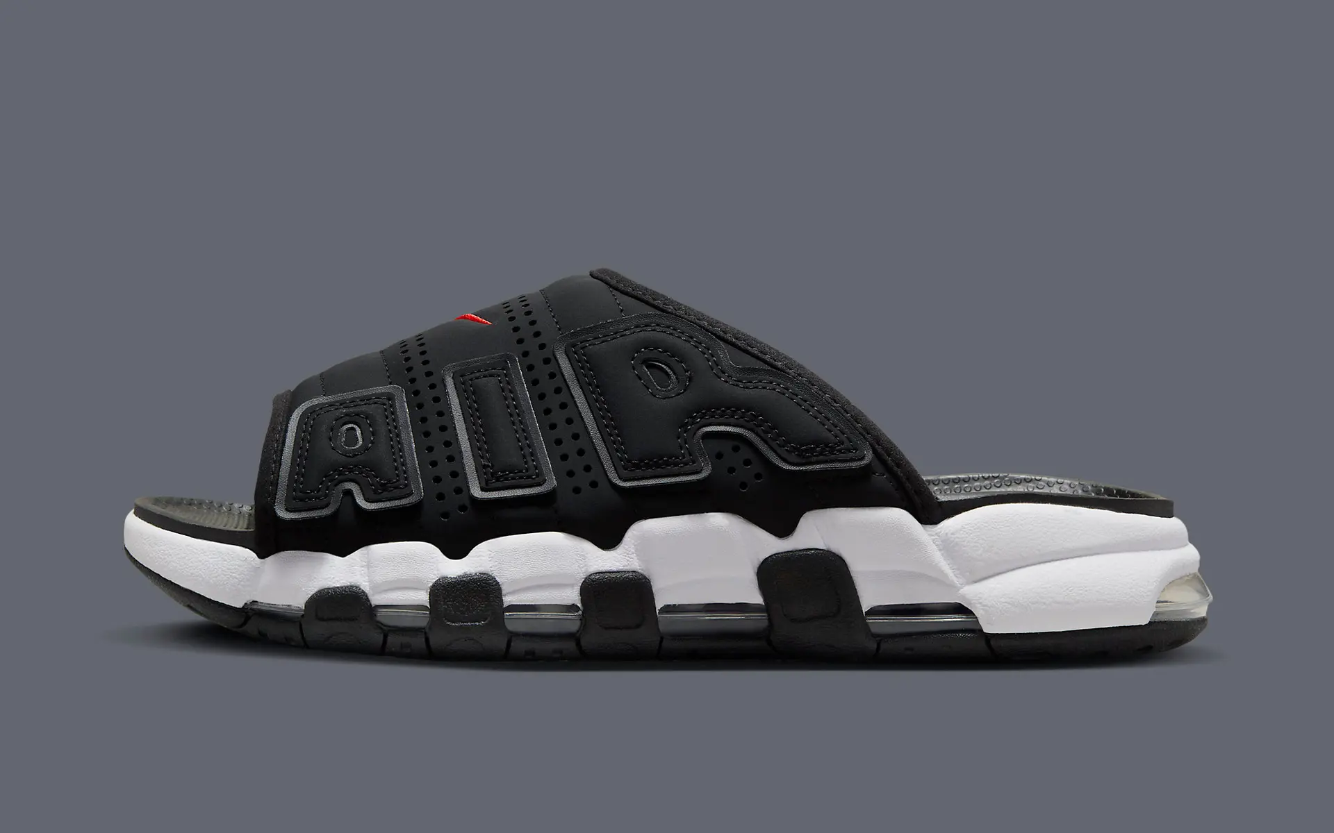 【2024年 2/5 発売】ナイキ エア モア アップテンポ スライド “ブラック/インフラレッド” (NIKE AIR MORE UPTEMPO SLIDE “Black/Infrared”) [FJ2708-001]