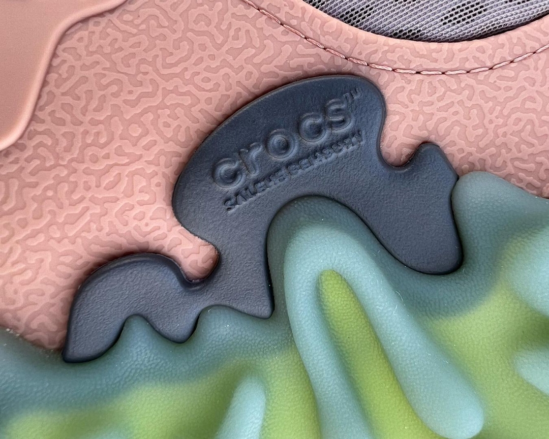 【2024年 5/30 発売】Salehe Bembury × CROCS The Pollex Juniper “Guava” (サレヘ・ベンバリー クロックス)