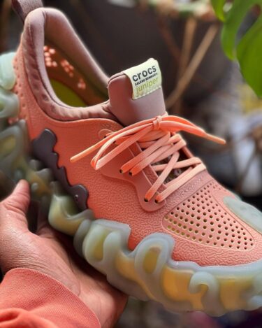 【2024年 5/30 発売】Salehe Bembury × CROCS The Pollex Juniper “Guava” (サレヘ・ベンバリー クロックス)