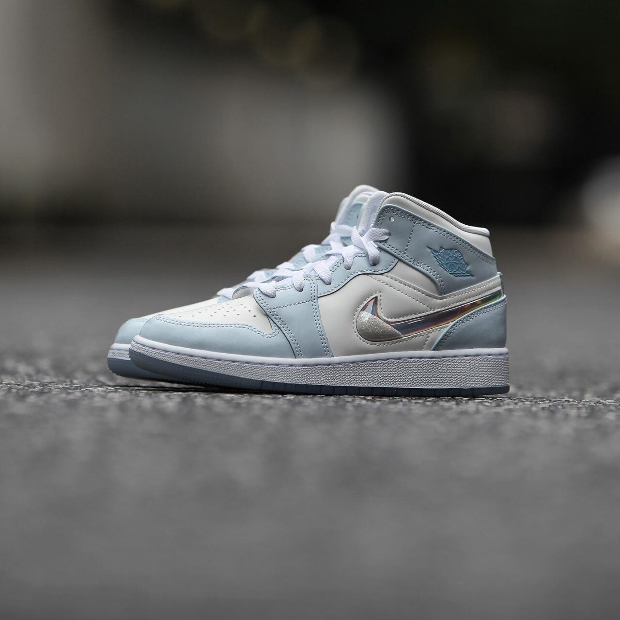 ナイキ GS エア ジョーダン 1 ミッド “イリディセントスウッシュ/ホワイト/ブルーティント” (NIKE GS AIR JORDAN 1 MID “Iridescent Swoosh/White/Blue Tint”)