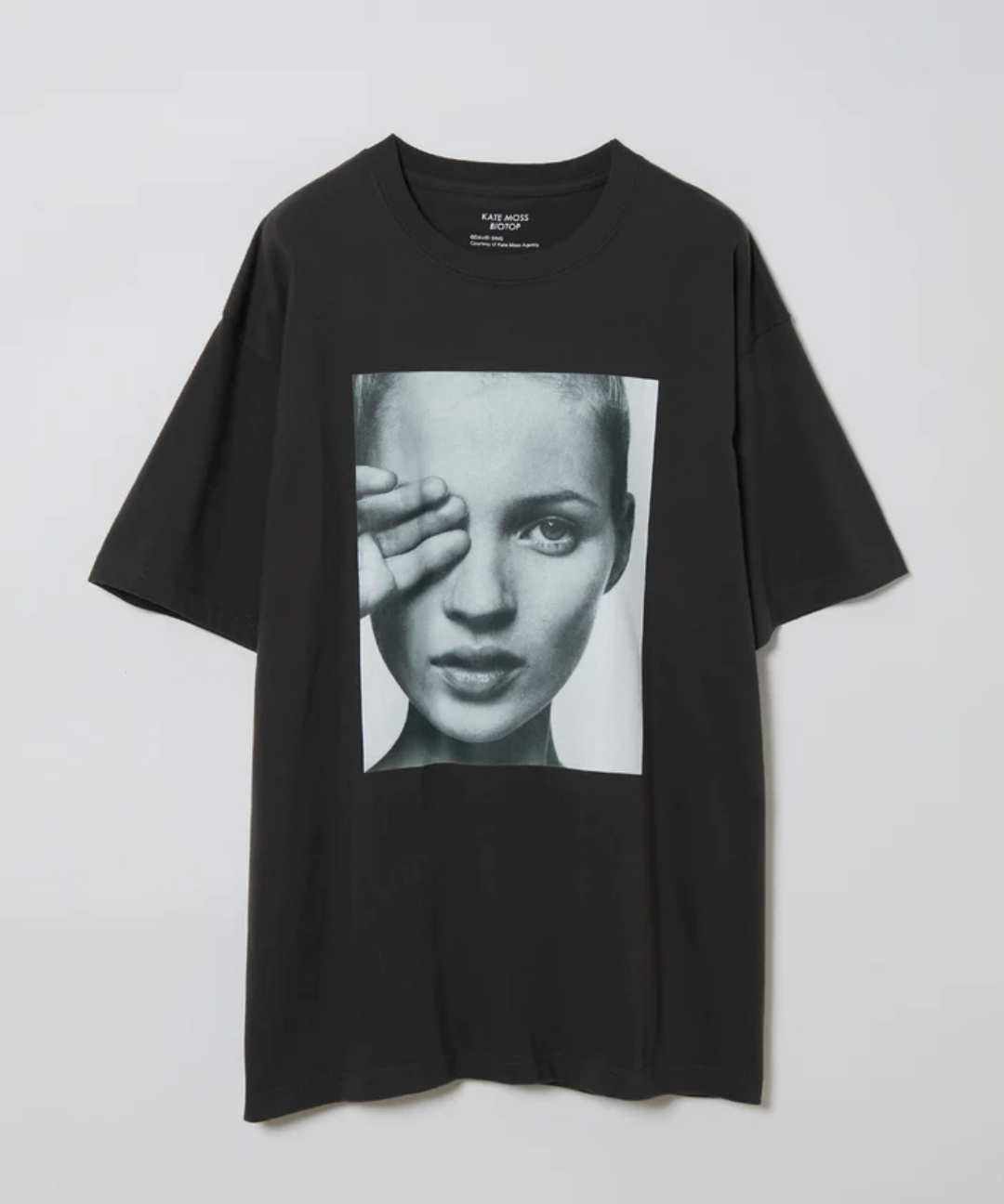 「Kate moss/ケイト・モス」をプリントしたBIOTOP “KateMoss by David Sims” TEEが予約販売 (ビオトープ)