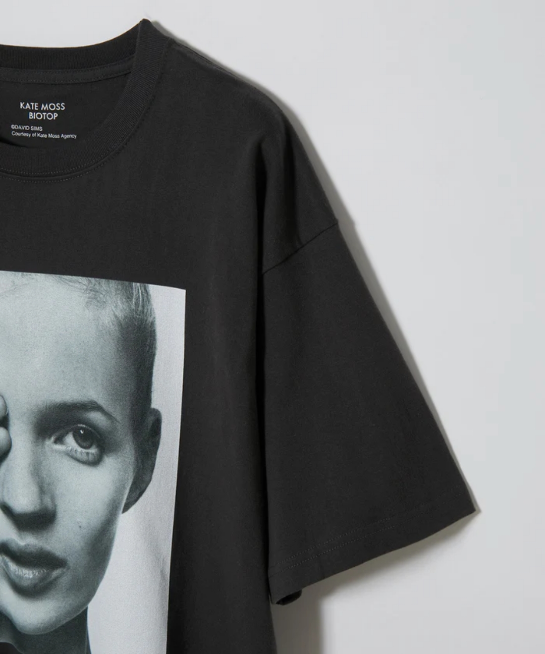 「Kate moss/ケイト・モス」をプリントしたBIOTOP “KateMoss by David Sims” TEEが予約販売 (ビオトープ)