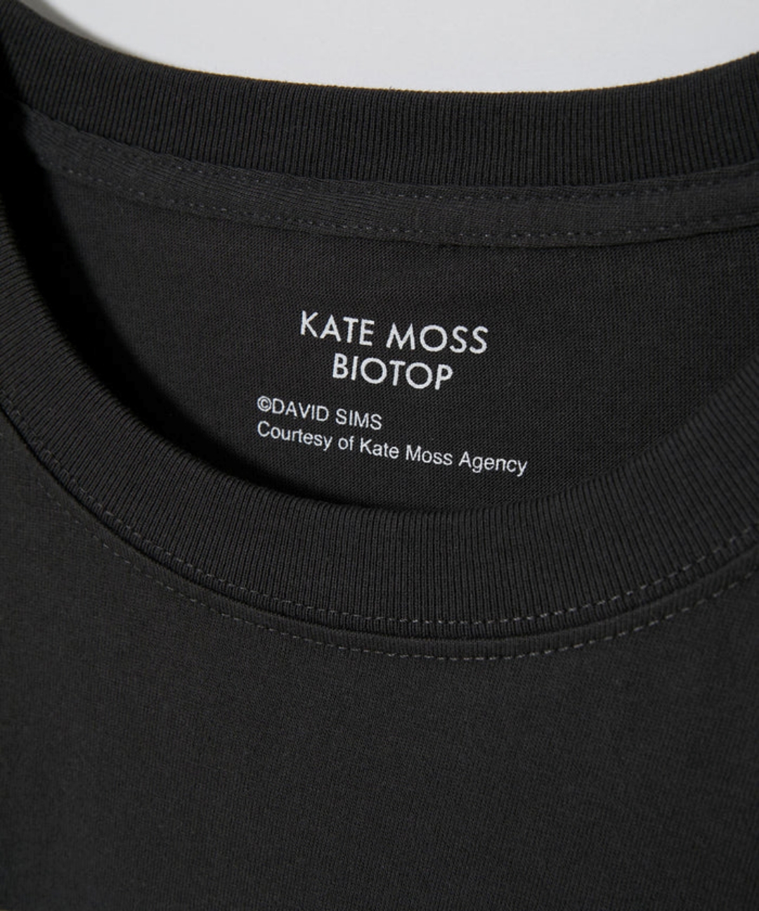 「Kate moss/ケイト・モス」をプリントしたBIOTOP “KateMoss by David Sims” TEEが予約販売 (ビオトープ)